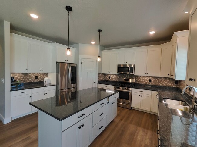 Primary Photo - Spacious 4 bed/2.5 bath Home!