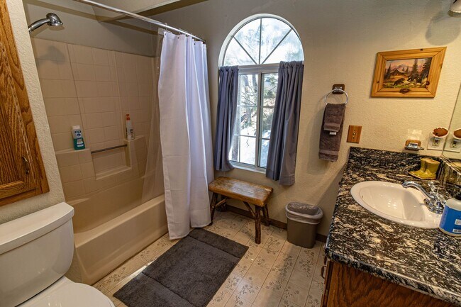 Building Photo - Spacious Three Bedroom located in Moonridge