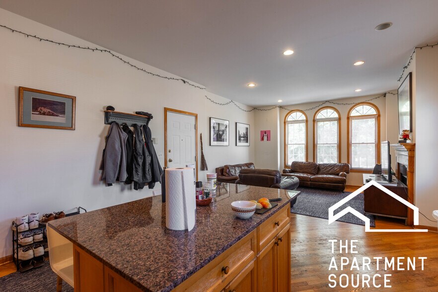 Building Photo - 2743 N Southport Ave