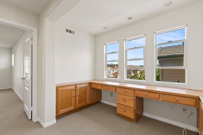 Building Photo - Remodeled 5 Bedroom Home in HOA