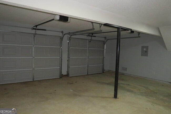 Building Photo - 2060 Bedford Ct