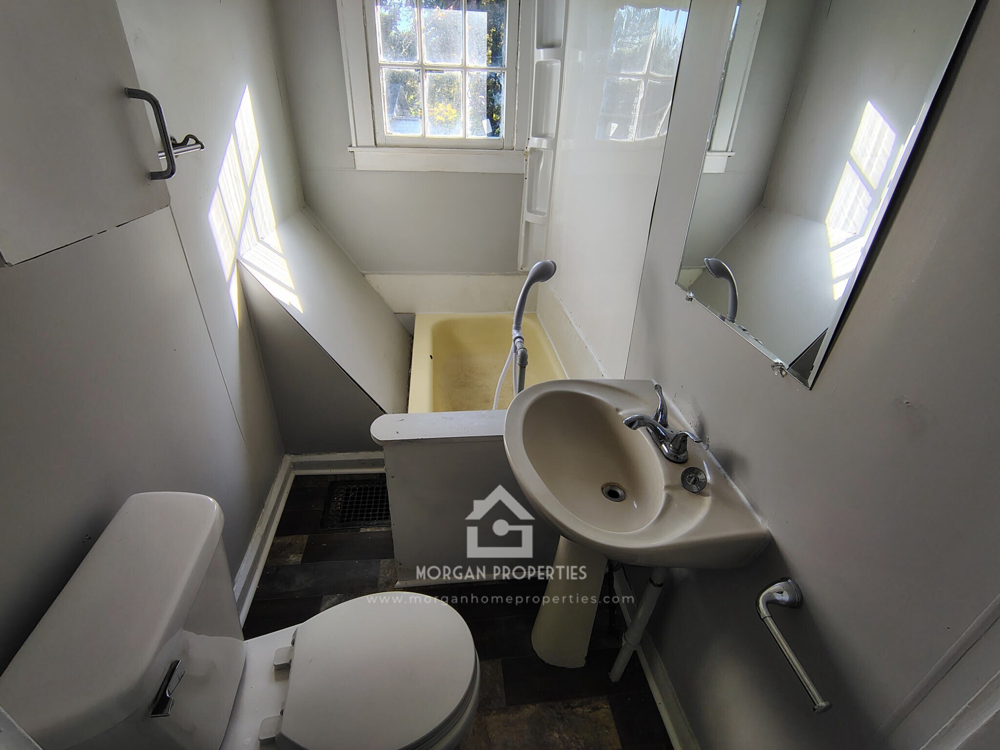 Building Photo - 1323 W 10th St