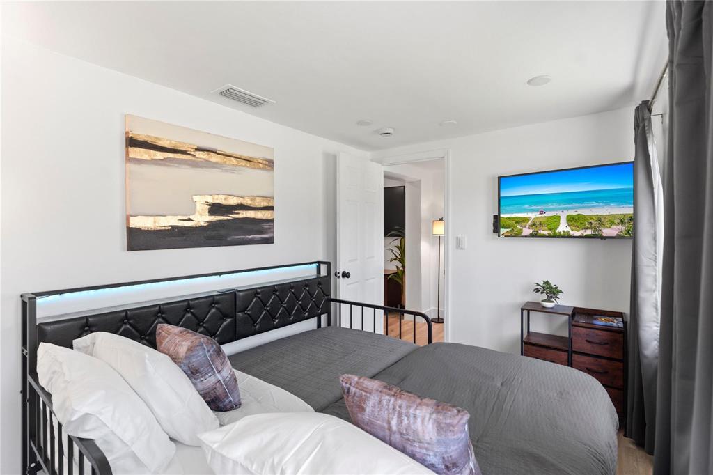 Building Photo - 719 NE 36th St