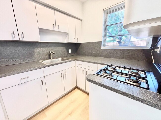 Building Photo - 4740 Pine Tree Dr