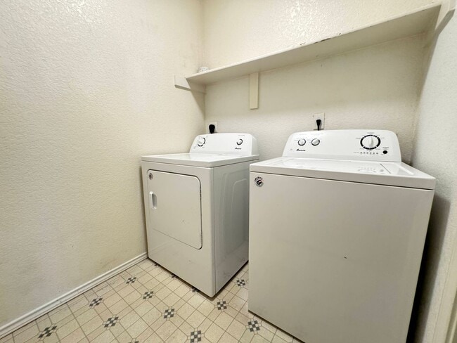 Building Photo - 5104 Bridle Dr
