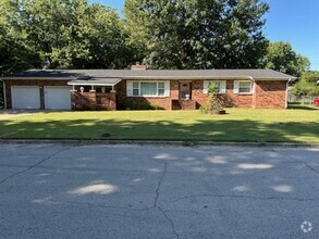 Building Photo - 1 block from Lincoln Elementary and 1.5 bl...