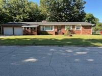 Building Photo - 1 block from Lincoln Elementary and 1.5 bl...