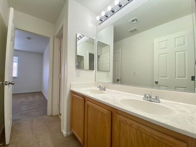 Building Photo - Nice two-story single family house with 3 bedrooms and 2 baths