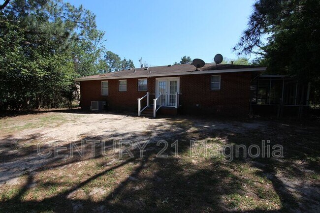 Building Photo - 2071 Fernwood Cir