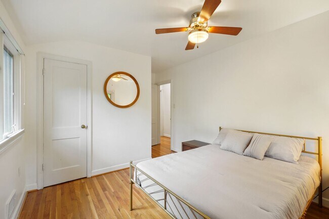 Building Photo - 3 Bed 1.5 Bath - Takoma Park Cottage - Mov...