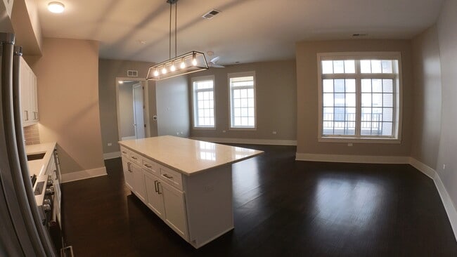 Building Photo - 2050 N Clark St