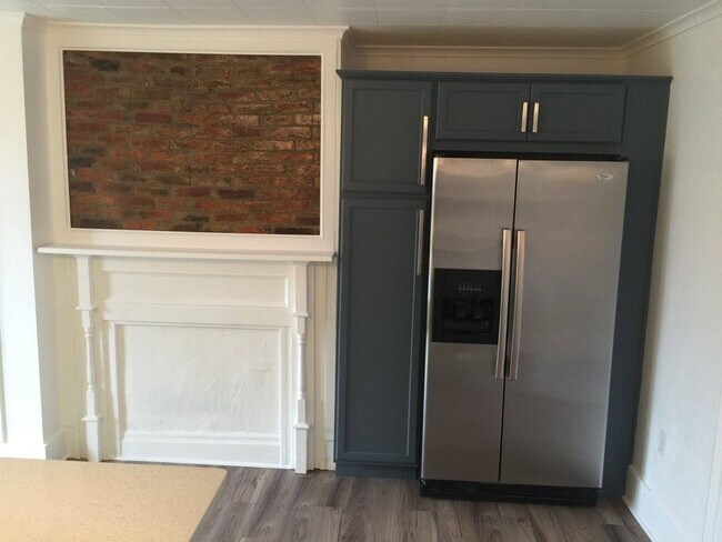 Building Photo - Modern Rental - South Side Flats