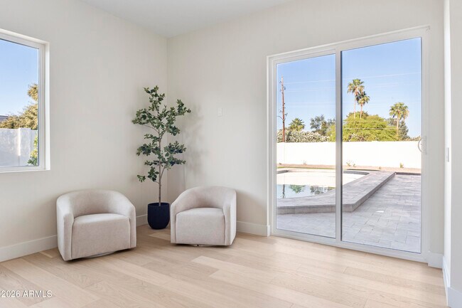 Building Photo - 5540 E Dahlia Dr