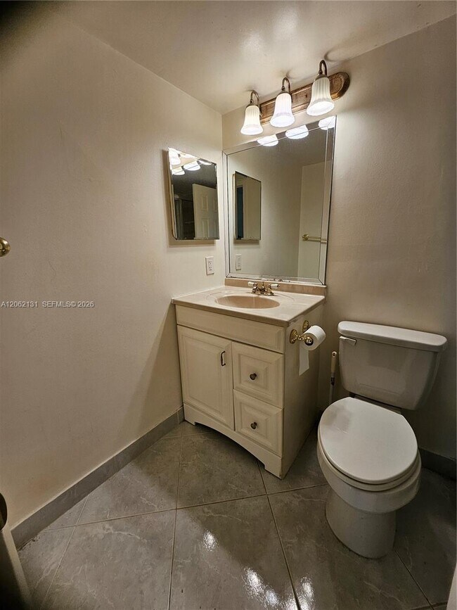 Building Photo - 559 Mansfield M