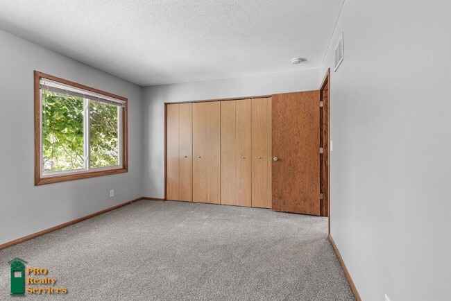 Building Photo - 4 Bedroom Home in Burnsville