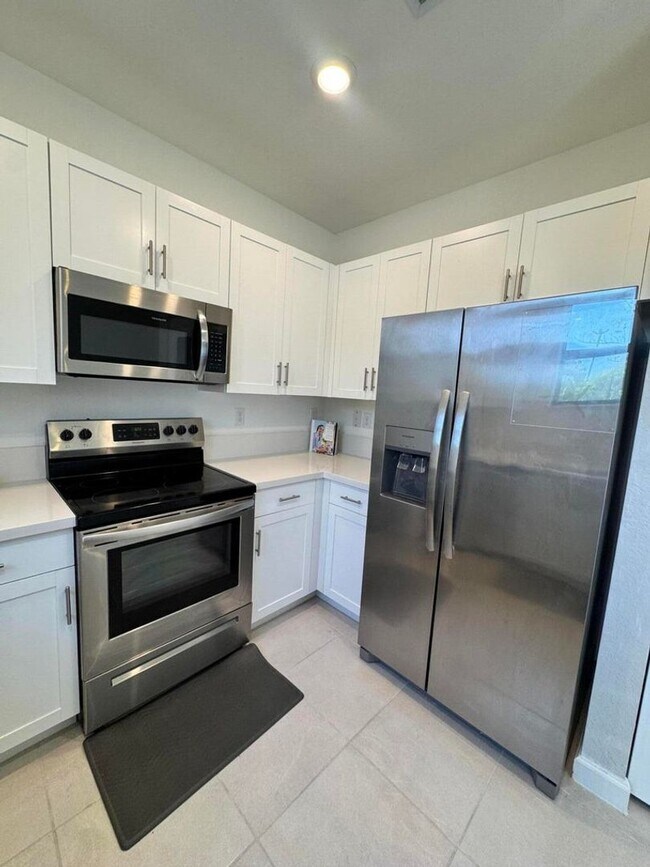 Building Photo - 5442 SW 14th Ct