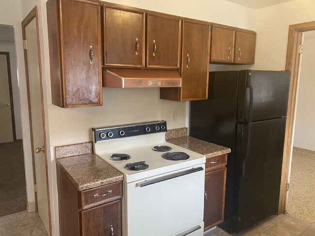 Building Photo - Remodeled Two Bedroom One Bathroom with Ya...