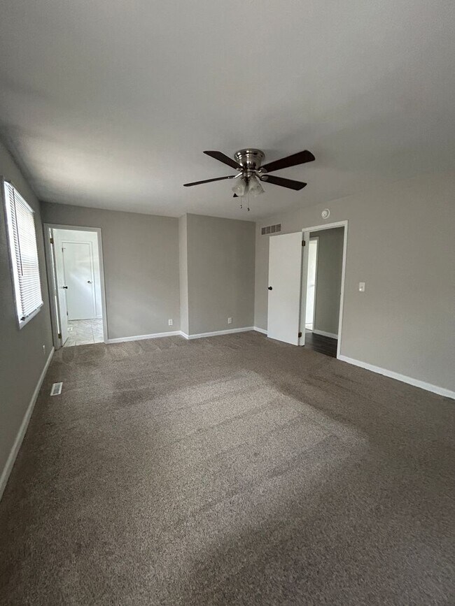 Building Photo - 537 Windrift Dr