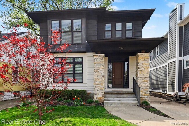 Building Photo - 714 E University Ave