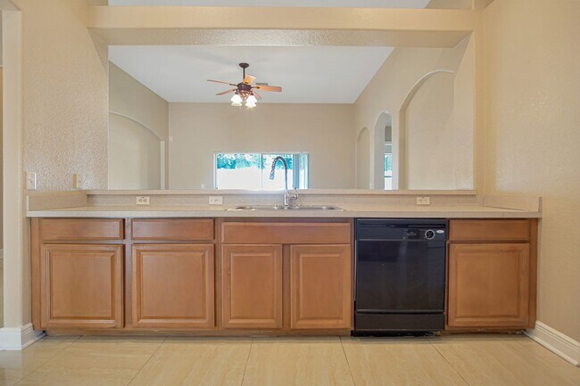 Building Photo - Move-In Ready Home with Open Layout and Op...