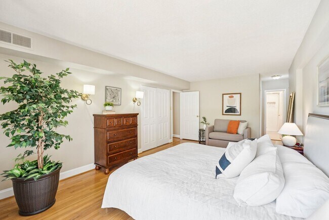 Building Photo - Incredible 2-Bedroom & 2-Bathroom in Pentagon City!