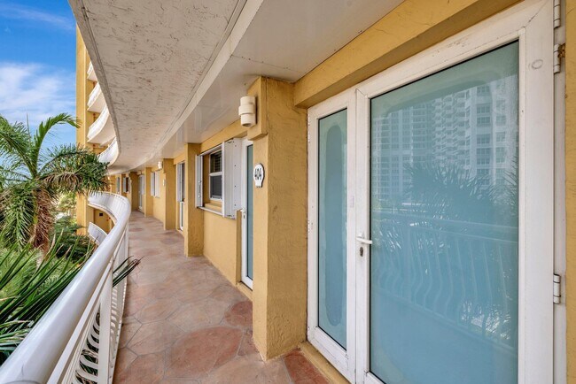 Building Photo - 328 N Ocean Blvd