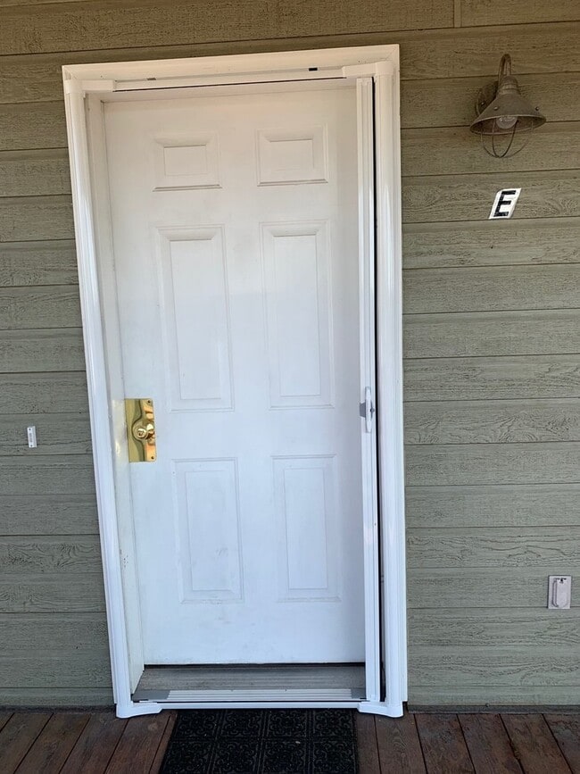 Building Photo - 2 Bedroom 1 Bathroom Unit in 8 Plex