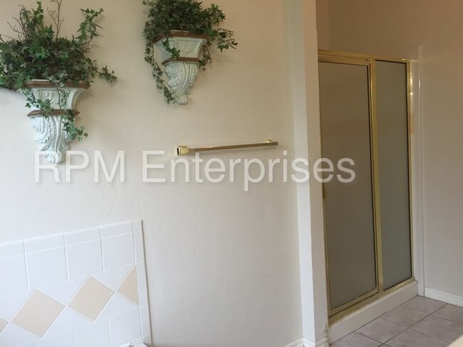 Building Photo - MOVE IN SPECIAL of $300 Off First Months Rent