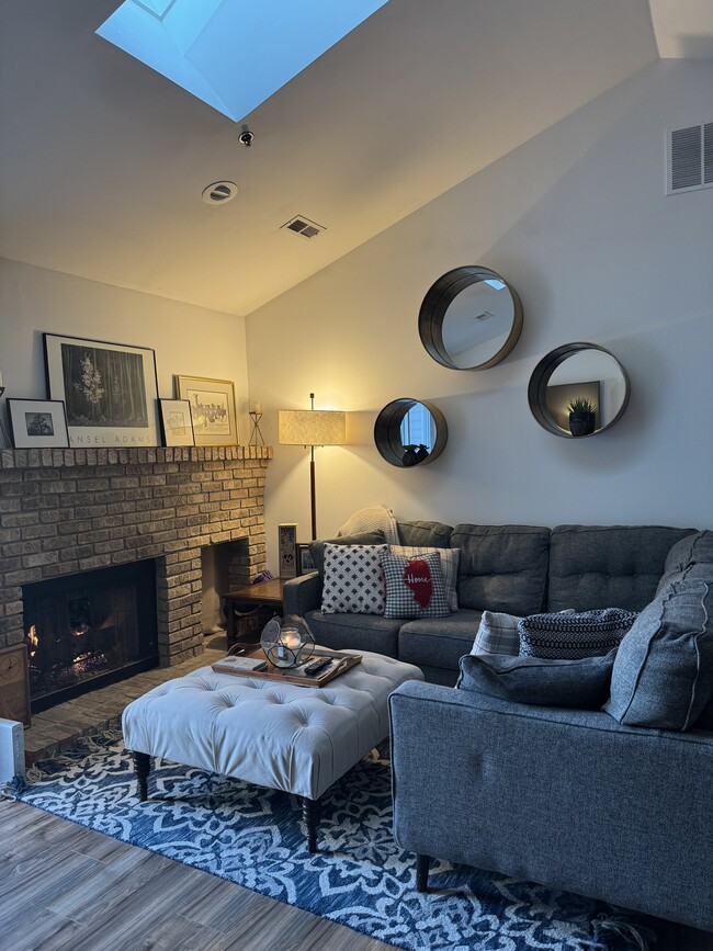 Building Photo - 906 Thornwood Dr