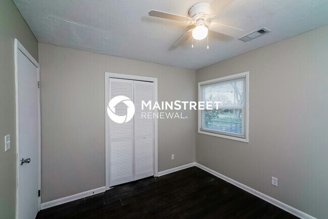 Building Photo - 3 Bedroom Pet-Friendly Home in Louisville, KY with Main Street Renewal