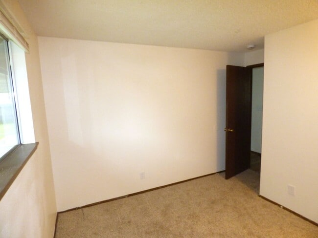 Building Photo - Rent Special: FREE May's Rent!!