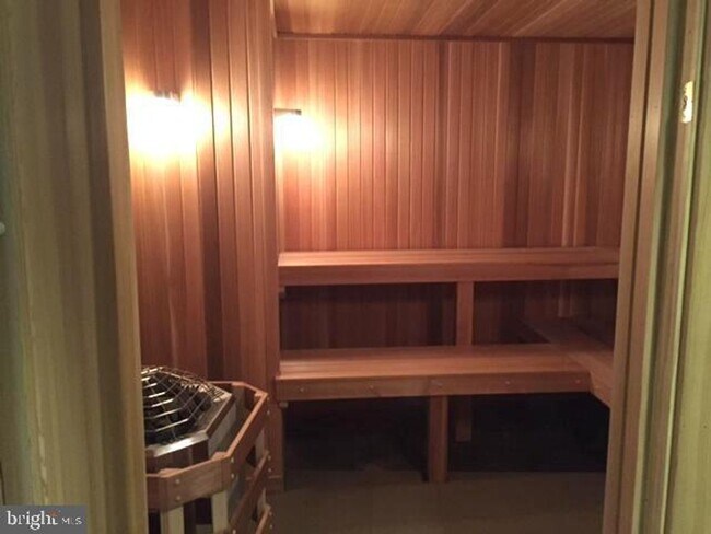 Building Photo - POTOMAC CLUB - SECONDS TO STONEBRIDGE