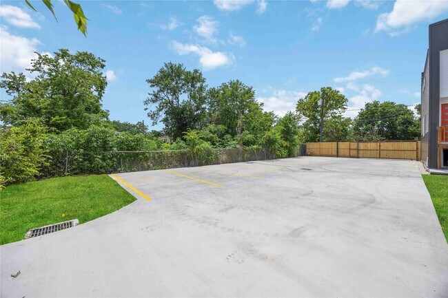 Building Photo - 2112 Des Chaumes St