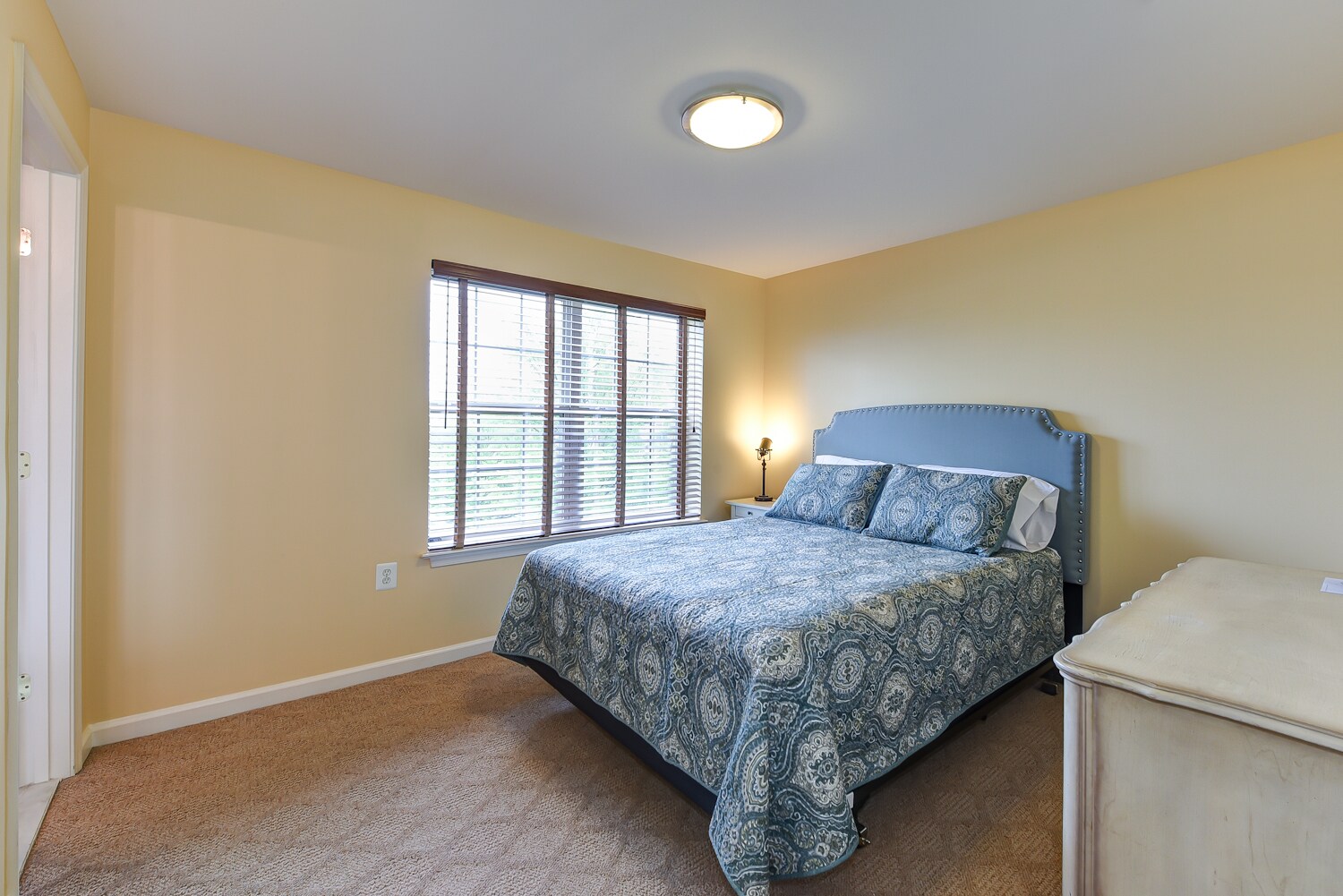 1st bedroom with en suite and walk in closet. - 1405 Roundhouse Lane