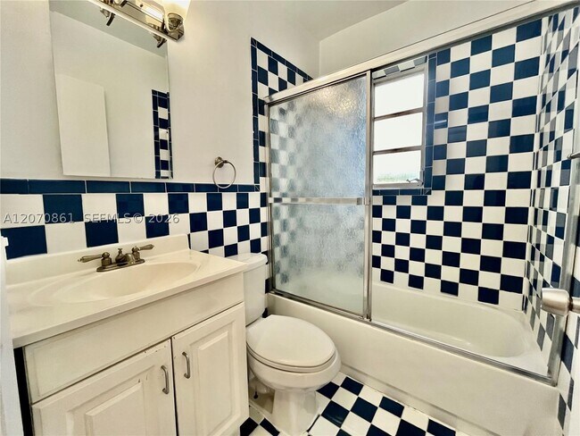 Building Photo - 525 NE 65th St