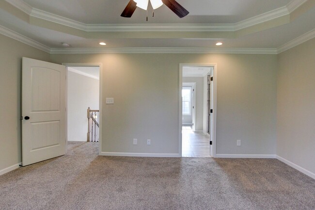 Building Photo - Huge 5 bed 3 ba.  Gorgeous House Near Post...