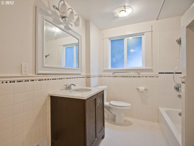 Building Photo - Remodeled Portland 3 Bd/2 Bth Craftsman Home.