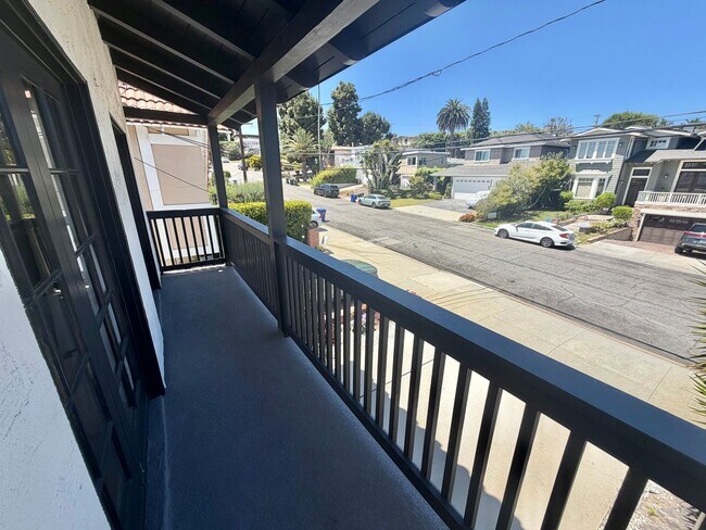 Building Photo - Hill Section 3BD Home with Large Backyard & Renovated Quartz Kitchen