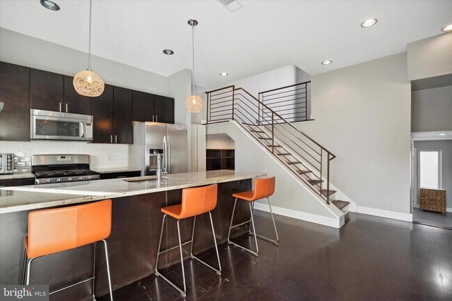 Building Photo - 1353 N Mascher St