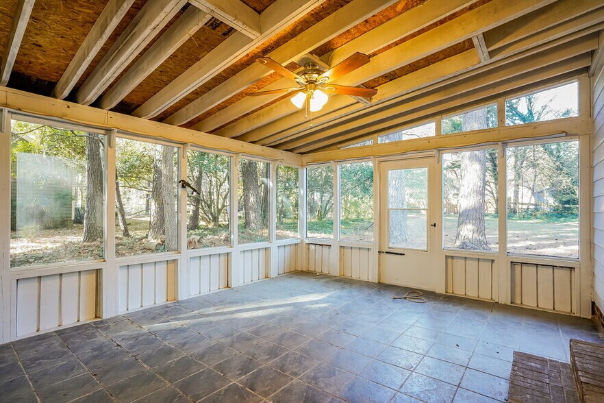Building Photo - 1608 Maybrook Dr