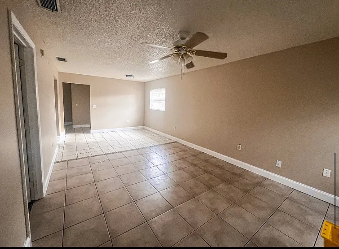 Building Photo - 706 W Alamo Dr