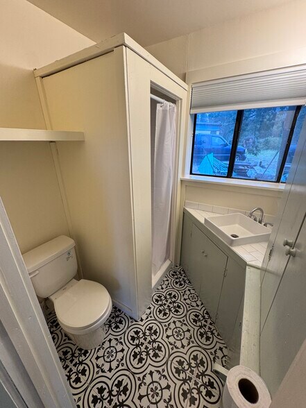 New bathroom - 1411 Duncan Springs Rd
