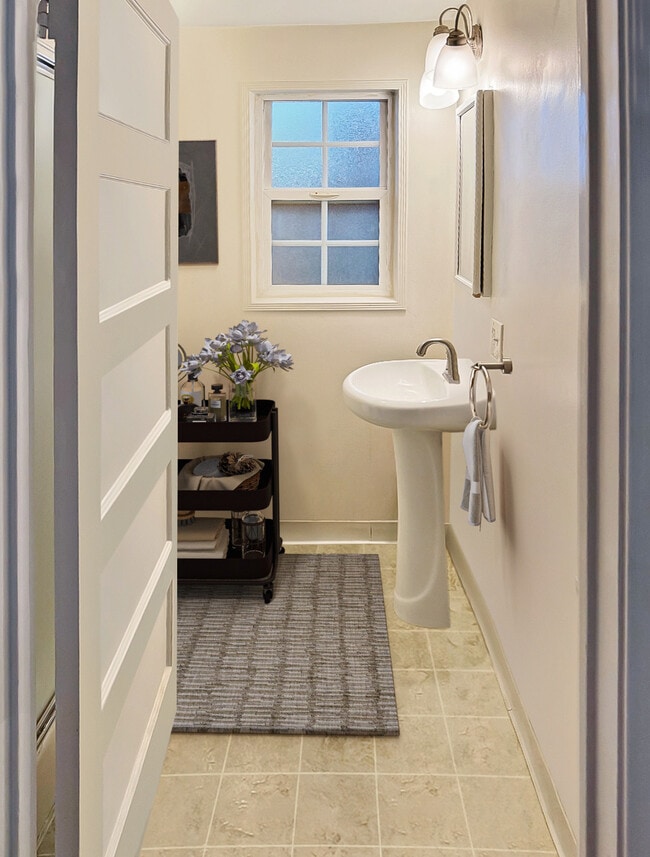 Building Photo - 38 8th Ct