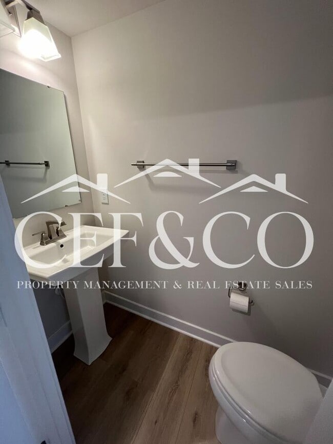 Building Photo - Spacious Townhome available in Spartanburg's East Side