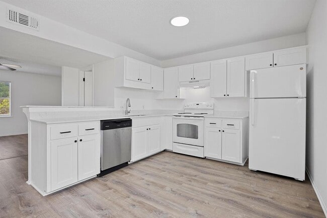 Building Photo - 5211 Thunderbird St