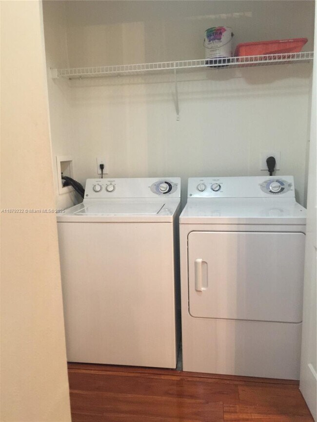 Building Photo - 7940 N Nob Hill Rd