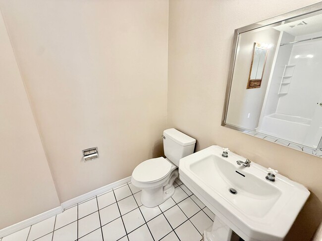 Building Photo - 2-Bedroom Quadplex