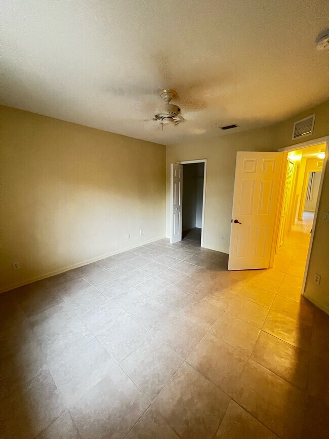 Building Photo - 10032 Ravello Blvd