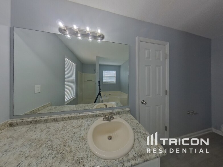 Building Photo - 3539 Oak Leaf Ct