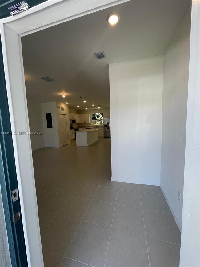 Building Photo - 1076 SE 2nd St